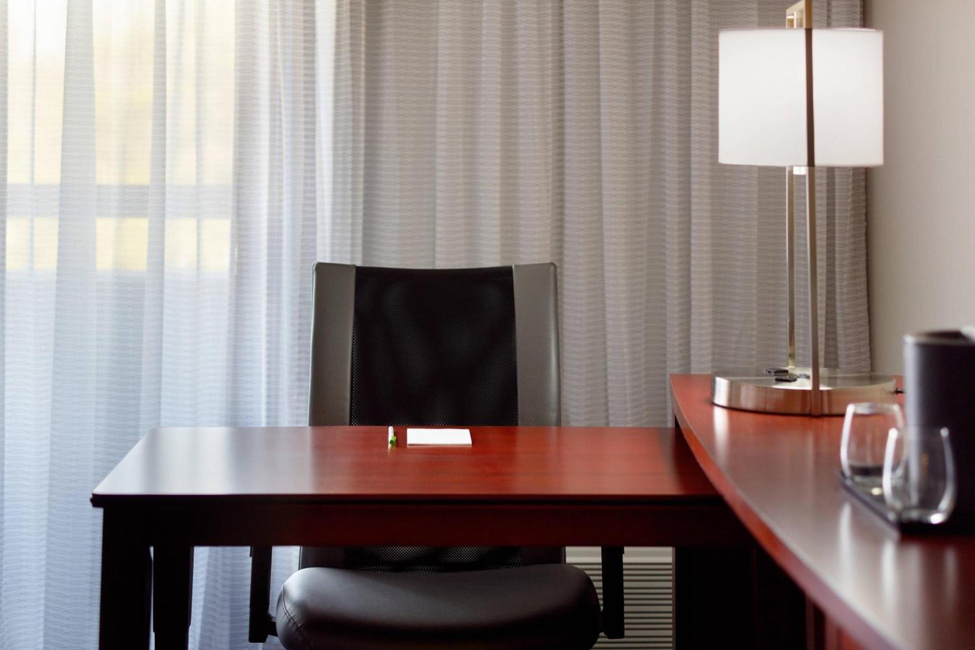 Courtyard By Marriott Greensboro Dış mekan fotoğraf